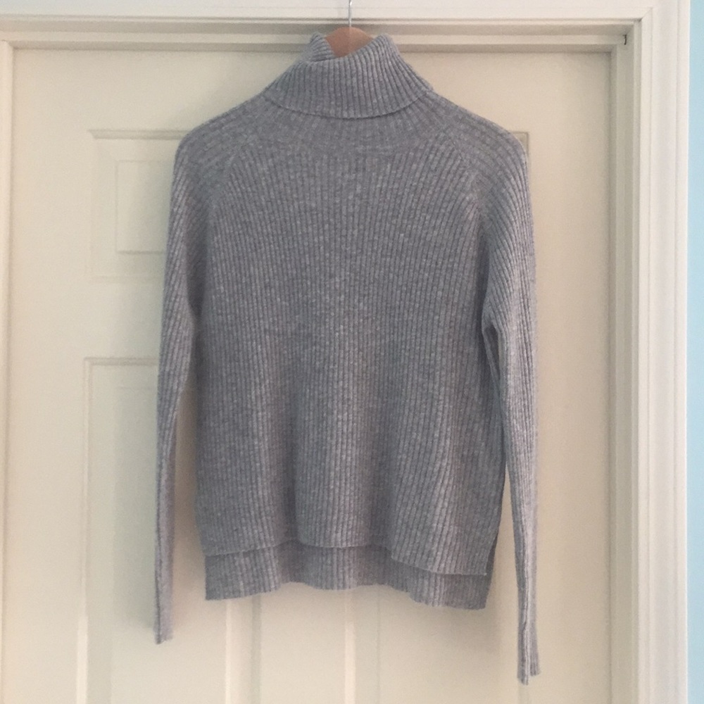 Olivaceous gray turtleneck